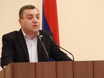Դավիթ Գալստյանի կալանավորման քայլը դիտվում է...