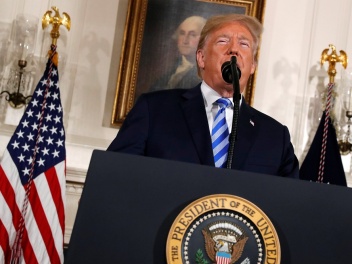 Трамп заявил, что мог бы направить Вэнса или...