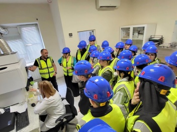Կապանի թիվ 7 դպրոցի 9-րդ դասարանի աշակերտներ, ուսուցիչների հետ այցելել էին ԶՊՄԿ քիմիական լաբորատորիա