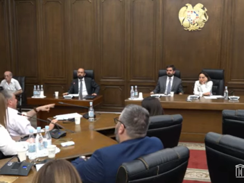 Այնպես եք խոսում կարծես ճանաչում ձեզ խանգարելու էր այն հանձնել Արցախը․ կոշտ հարց Միրզոյանին
