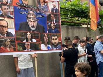 «Հեռու մնա Հայ Առաքելական եկեղեցուց» խորագրով բողոքի ցույց է անցկացվել Թբիլիսիում