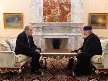 ՀՀ առաջին նախագահ Լեւոն Տեր-Պետրոսյանն այցելե...