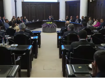 Փաշինյանը պատմում է, թե ըստ մամուլի ինչ է նվիրել իր աղջիկներին