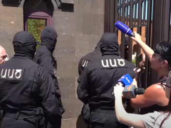 ՈՒՂԻՂ. Դիմակավորված ԱԱԾ–ականները ներխուժել են...