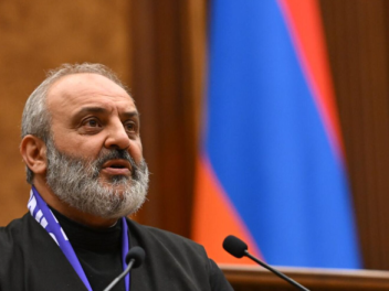 Իրավապահները խուզարկում են Բագրատ Սրբազանի բն...