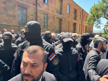 Մայր Աթոռում hրմշտոց սկսվեց հոգևորականների և...