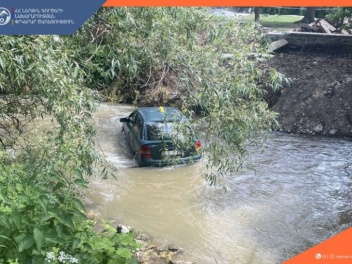 Փրկարարներն ավտոմեքենան դուրս են բերել գետից