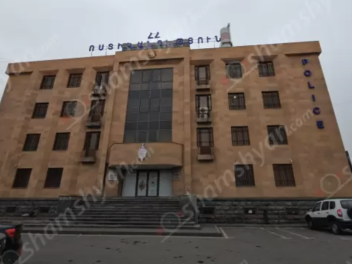 Երևանում տղամարդը հարձակվել է նախկին կնոջ տան վրա, ծեծել նրան, կրակոցներ արձակել և սպառնացել