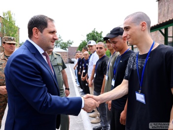 Պապիկյանն այցելել է ՊՆ կենտրոնական հավաքակայա...