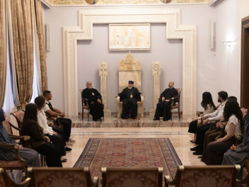 Վեհափառը հայագիտական դասընթացներին մասնակից ս...