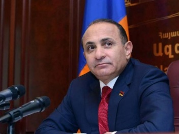 Հովիկ Աբրահամյանը կմասնակցի՞ թոռան հարսանիքին. «Հրապարակ»