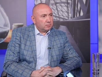 Շիրակի թեմի առաջնորդարանում հոտոտում և քուջու...