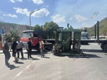 Կապանում կցորդիչով բեռնատարից մետաղյա հաստոցն...