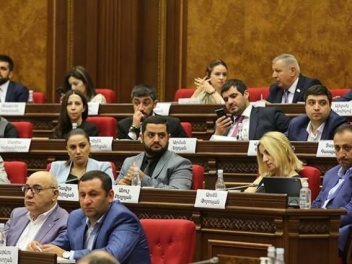 «Հրապարակ». Խորհրդարանի աշխատակազմն ու պատգամավորները պարգևատրվել են