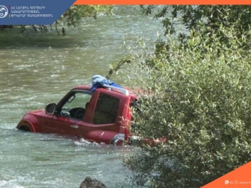 Փրկարարներն ավտոմեքենան դուրս են բերել գետից