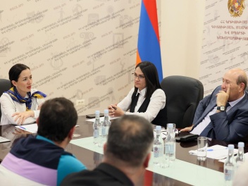 ՀՀ ԿԳՄՍ նախարարը բուհերի ռեկտորների հետ քննար...