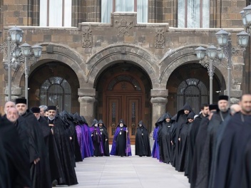 Ամուսնացյալ քահանաները երբեք դուրս չեն գա Ամենայն Հայոց Կաթողիկոսի դեմ․ Մովսես քահանա Սահակյան