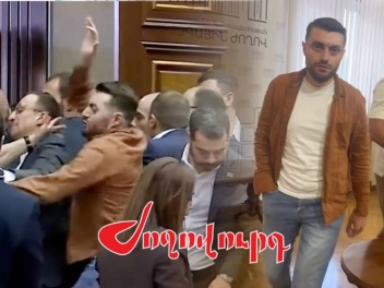 Արեն Մկրտչյանը այսօրվա ծեծից հետո ձեռքը կոտրե...
