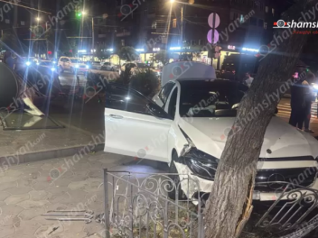 Երևանում «Mercedes»-ը կոտրել է գովազդային ցու...