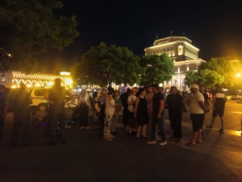 Արցախցիները նստացույցը շարունակում են Կառավարության շենքի մոտ