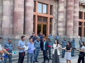 Մի խումբ արցախցիներ մտան կառավարության շենք