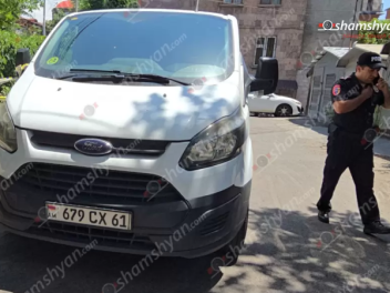 Երևանում «Ford Transit»-ը շենքի բակային հատվա...