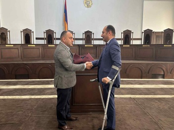 Արտակ Զեյնալյանին է հանձնվել պատմուճանն ու թղ...