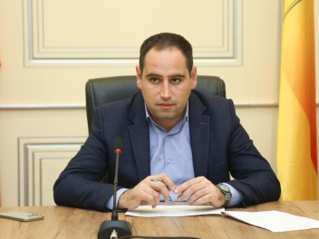 Խորհուրդ կտամ չփորձել այլևս այսօրվա խայտառակությունը․ Խուդաթյանը՝ Գյումրու շատրվաններում «Доля Воровская» միացնելու մասին