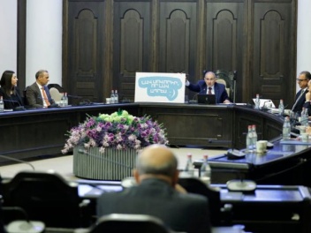 Ամեն ինչ անում է, որ ոչ մի պաշտոնյա «չպլստա»....