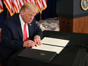 Указ Трампа об ограничении выдачи гражданства...