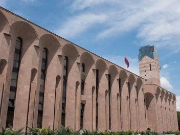Քաղաքապետարանի պաշտոնյային կաշառք տալու համար...