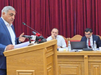 Դատավոր Մասիս Մելքոնյանին հայտարարվեց նկատողո...