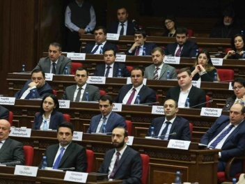 «Հրապարակ». ՔՊ-ում աղոթում ու հրաշքի են սպասո...