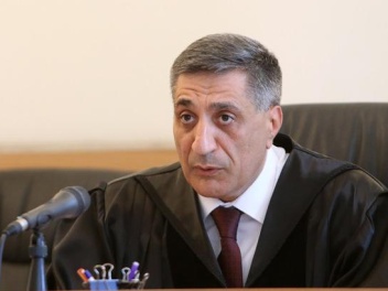 Դատավոր Արմեն Դանիելյանն առանց որևէ իրավական վերլուծության կամ փաստարկի ներկայացման, գտել է, որ Առաջին ատյանի դատարանի հետևություններն իբր իրավաչափ են. Սամվել Կարապետյանի պաշտպանության խորհուրդ