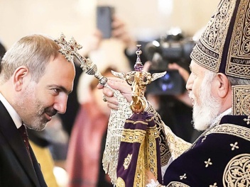 «Իրավունք». Եկեղեցու դեմ արշավը հետաձգվել է....