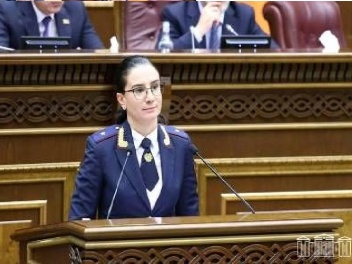 «Հրապարակ». Նիստերին գալիս է ԱԺ նախագահի համար հատկացված դռնից և նույն դռնով էլ հեռանում է