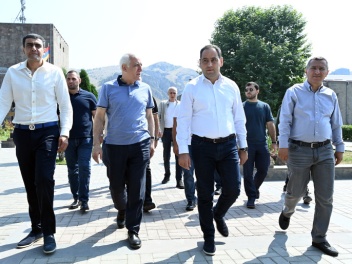 Նախագահը շրջել է Գորիսում, շփվել տուրիստների...