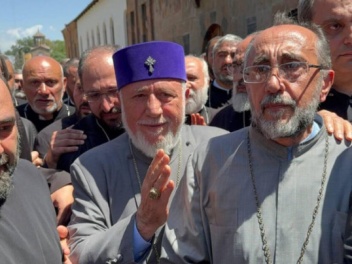 Միքայել արքեպիսկոպոս Աջապահյանն իր պաշտպաններ...