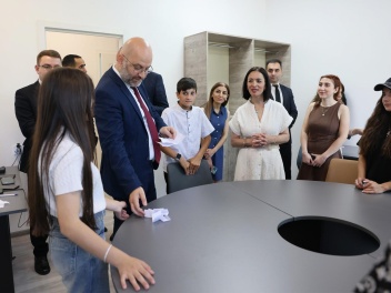 Ժաննա Անդրեասյանն այցելել է Ախուրյանի երիտասա...