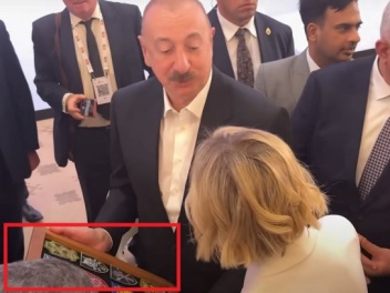 Ալիևն ուկրաինացի լրագրողից նվեր է ստացել Ուկրաինայի ԶՈՒ շևրոնները