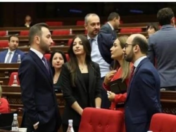 «Իրավունք». ՔՊ-ի կին պատգամավորներին հրաման է իջել «первый» պլան մղվել եկեղեցու դեմ պայքարում