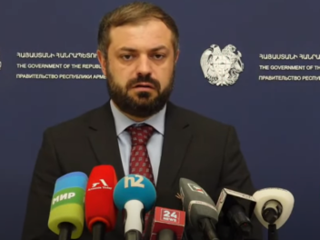 Վերջին 2 օրում Գեզի մաքսային տերմինալից դեպի Վերին Լարս ճանապարհ է ընկել շշալցված կոնյակով բեռնված 88 բեռնատար. Պապոյան