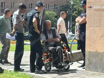 83-ամյա քաղաքացին Երևանի քաղաքապետարանի դիմաց...