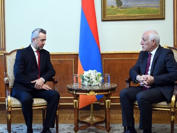 Վահագն Խաչատուրյանն ընդունել է Հանրային խորհրդի նախագահ Արա Խզմալյանին