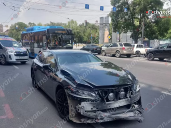 Երևանում բախվել են «Lexus»-ն ու շտապօգնության...