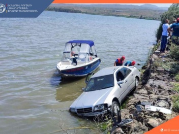 Սևան-Գավառ ավտոճանապարհին «Mercedes-Benz»-ը դուրս է եկել ճանապարհի երթևեկելի գոտուց և մասամբ հայտնվել Սևանա լճում