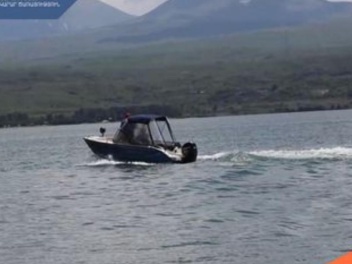 Ջրափրկարարները քաղաքացիներին ափ են դուրս բերե...