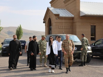 Անահիտ Մանասյանն այցելել է  ՊՆ մոդուլային տիպի զորամասերից մեկը