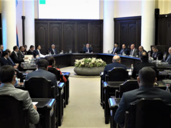 Կառավարությունը դասական աճուրդով կօտարի պետակ...