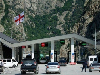Լարսը փակ է մեծ բեռնատարների համար